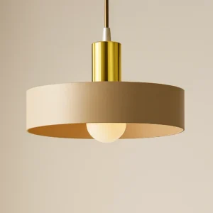 Modna, lampa wisząca z dużym, beżowym, metalowym kloszem na żarówkę